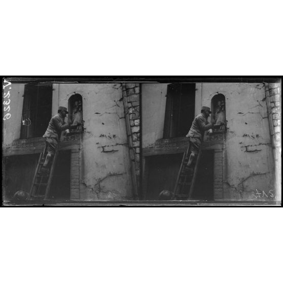 Reims, enlèvement d'une statue de la Vierge datant du 14e siècle. 8 rue du Temple. [légende d'origine]