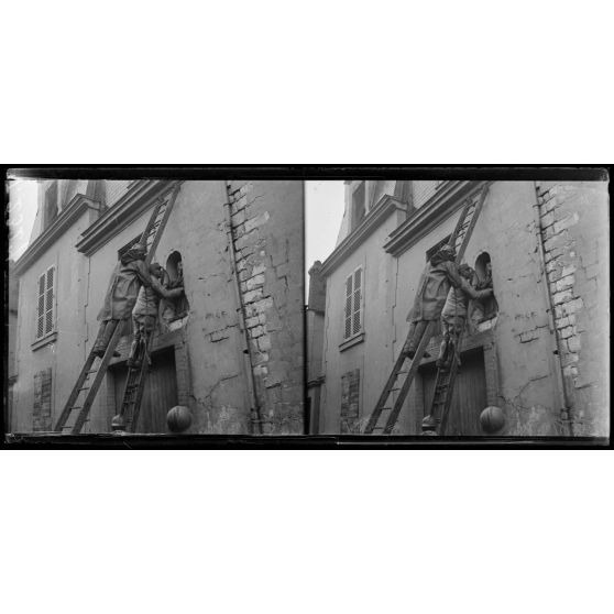 Reims, enlèvement d'une statue de la Vierge datant du 14e siècle. 8 rue du Temple. [légende d'origine]