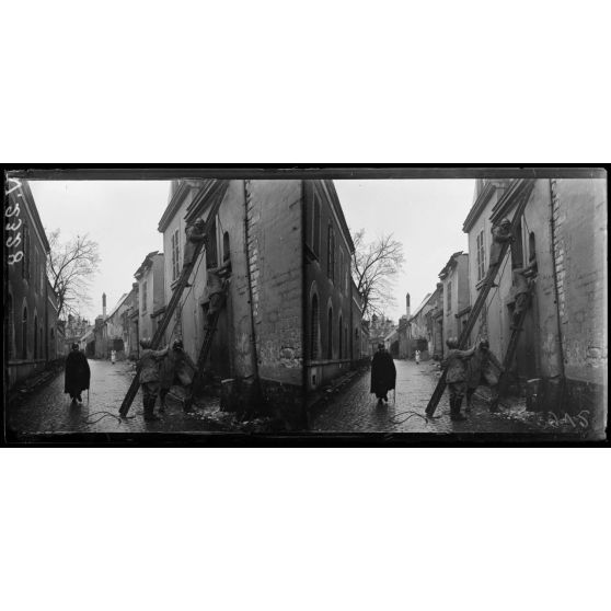 Reims, enlèvement d'une statue de la Vierge datant du 14e siècle. 8 rue du Temple. [légende d'origine]