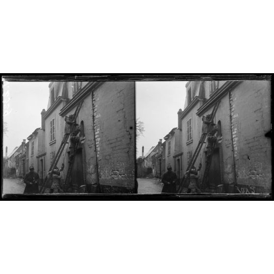 Reims, enlèvement d'une statue de la Vierge datant du 14e siècle. 8 rue du Temple. [légende d'origine]