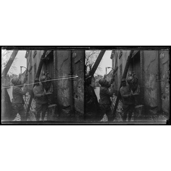 Reims, enlèvement d'une statue de la Vierge datant du 14e siècle. 8 rue du Temple. [légende d'origine]