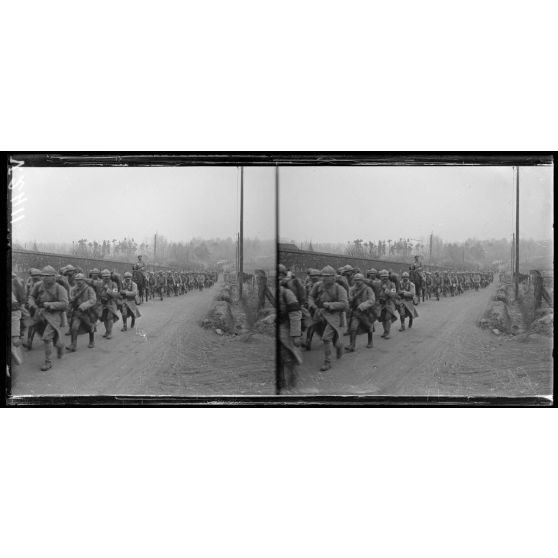 Jonchery, Marne, le 288e d'infanterie sur la route de Savigny. [légende d'origine]