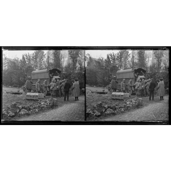 Reims, enlèvement par caisses contenant les vitraux récupérés de la cathédrale. [légende d'origine]