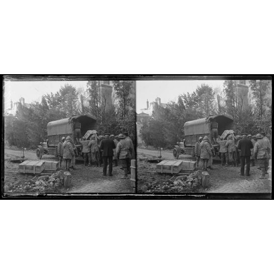 Reims, enlèvement par caisses contenant les vitraux récupérés de la cathédrale. [légende d'origine]