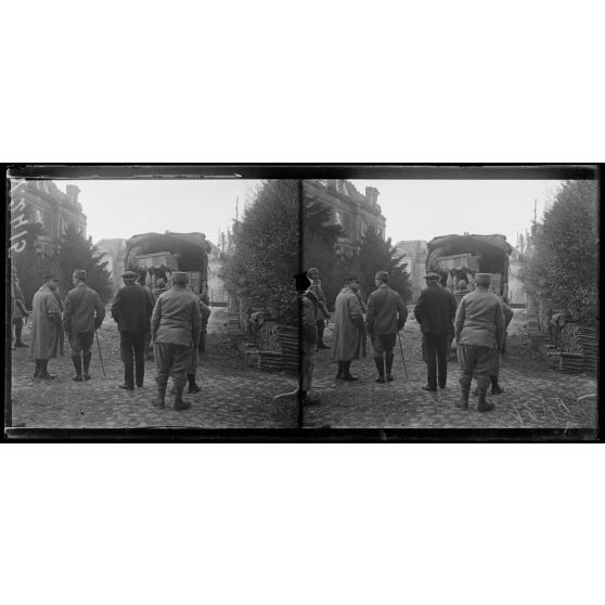 Reims, enlèvement par caisses contenant les vitraux récupérés de la cathédrale. [légende d'origine]