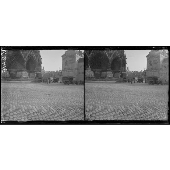 Reims, départ des camions emportant les vitraux récupérés de la cathédrale. [légende d'origine]