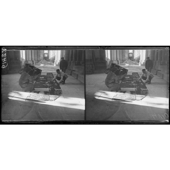 Reims, récupération des vitraux de la cathédrale, rassemblement des morceaux. [légende d'origine]