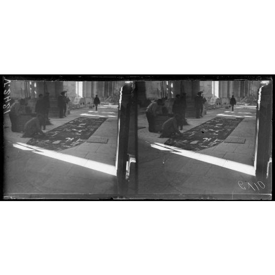 Reims, récupération des vitraux de la cathédrale, une verrerie reconstituée. [légende d'origine]