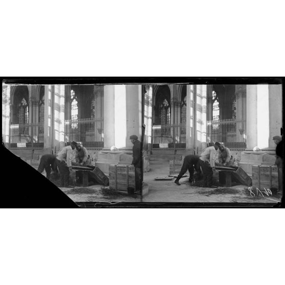 Reims, récupération des vitraux de la cathédrale, l'emballage des vitraux. [légende d'origine]