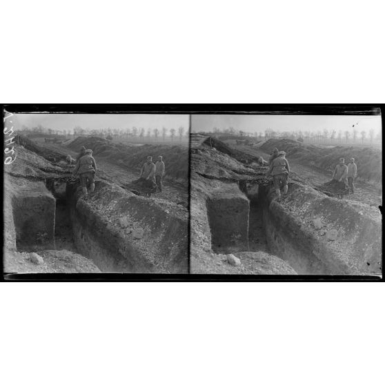 Route de Reims à Jonchery, Marne. Camouflage d'un emplacement de batterie. [légende d'origine]