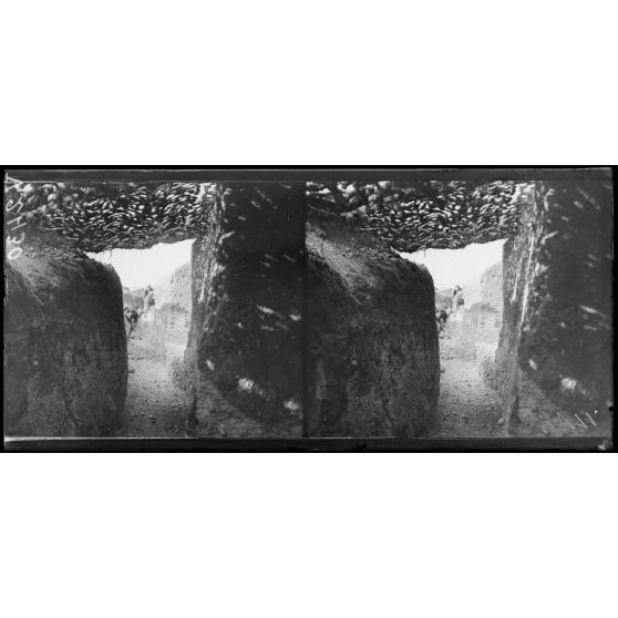 Route de Reims à Jonchery, Marne. Camouflage d'un emplacement de batterie. [légende d'origine]