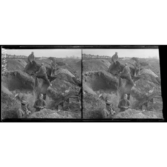 Route de Reims à Jonchery, Marne. Camouflage d'un emplacement de batterie. [légende d'origine]