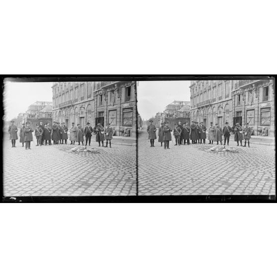 Reims, la mission canadienne place du parvis. [légende d'origine]