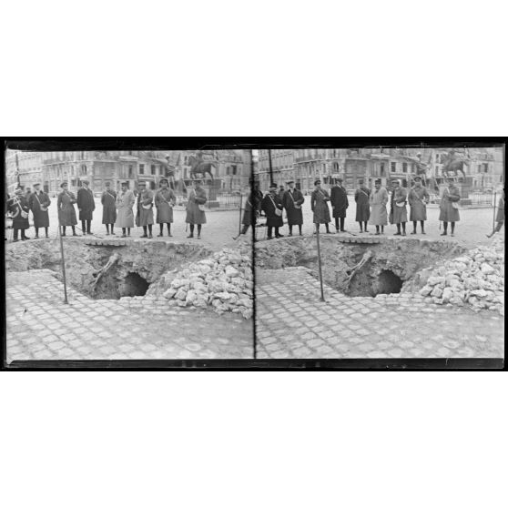 Reims, la mission canadienne place du parvis. Au 1er plan, trou d'obus. [légende d'origine]