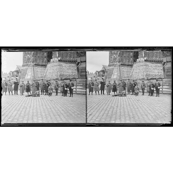 Reims, la mission canadienne place du parvis. Devant la cathédrale. [légende d'origine]