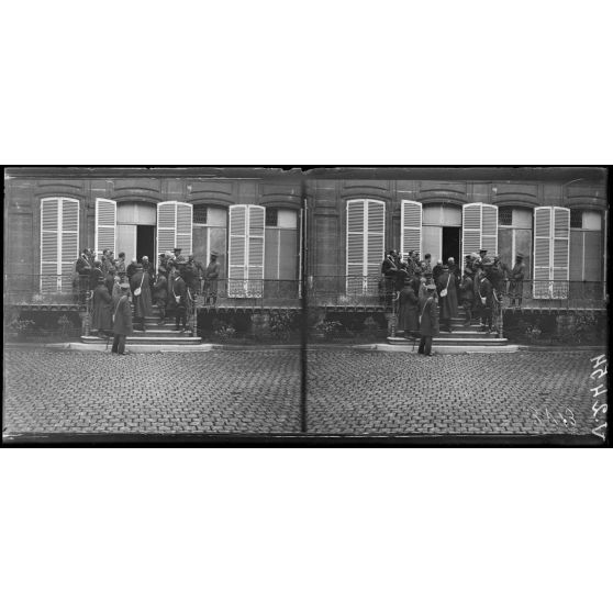 Reims, chez Monseigneur Luçon, visite de la mission canadienne. [légende d'origine]