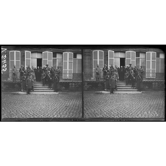 Reims, chez Monseigneur Luçon, visite de la mission canadienne. [légende d'origine]