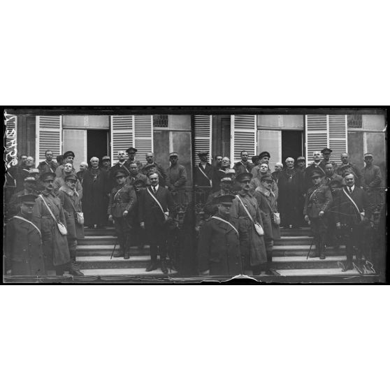 Reims, chez Monseigneur Luçon, visite de la mission canadienne. [légende d'origine]