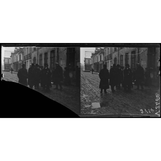 Reims, M. Lafferre parcourt les rues. [légende d'origine]