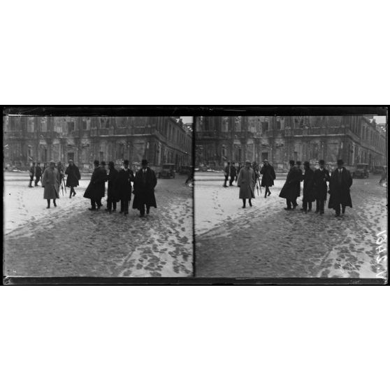 Reims, M. Lafferre et M. Langlet devant l'hôtel de ville. [légende d'origine]