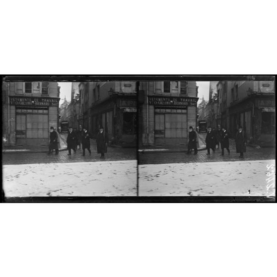 Reims, M. Lafferre accompagné de M. Langlet parcourant Reims. [légende d'origine]