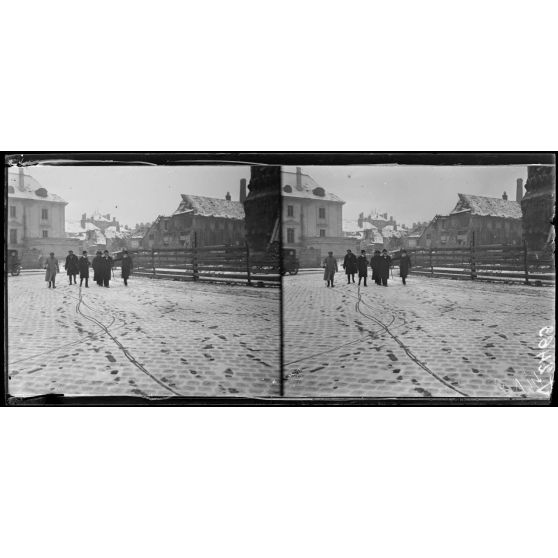 Reims, visite de M. Lafferre, ministre de l'Instruction publique. M. Lafferre et M. Langlet, place du Parvis. [légende d'origine]