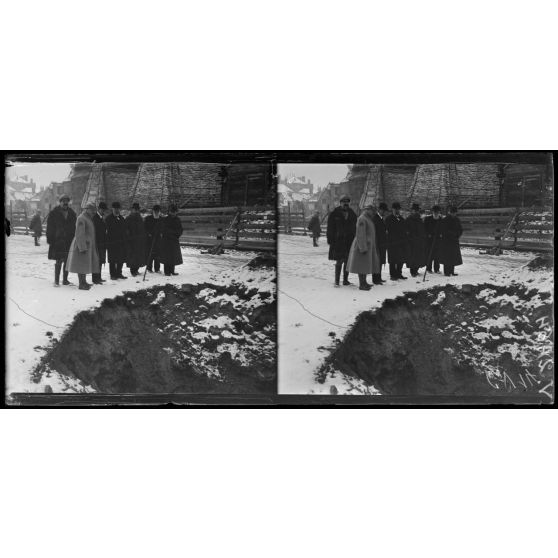 Reims, visite de M. Lafferre, ministre de l'Instruction publique. M. Lafferre examine un trou d'obus devant la cathédrale. [légende d'origine]