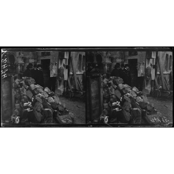 Reims, visite de M. Lafferre, ministre de l'instruction publique. M. Lafferre au chantier des travaux de la cathédrale. [légende d'origine]