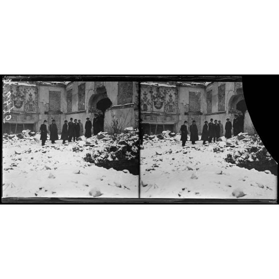 Reims, visite de M. Lafferre, ministre de l'instruction publique. M. Lafferre, Mgr. Luçon, M. Langlet maire de Reims dans la salle du Tau. [légende d'origine]