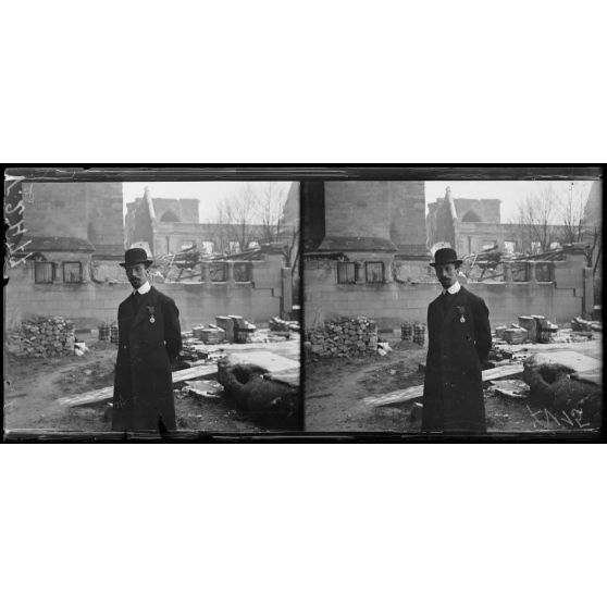 Reims, visite de M. Lafferre, ministre de l'instruction publique. M. Sainsaulieu architecte de la cathédrale décoré de la Légion d'honneur par M. Lafferre. [légende d'origine]