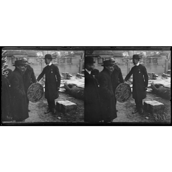 Reims, visite de M. Lafferre, ministre de l'instruction publique. M. Sainsaulieu architecte de la cathédrale présentant des fragments de vitraux. [légende d'origine]