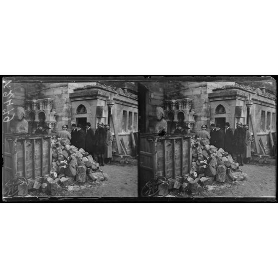 Reims, visite de M. Lafferre, ministre de l'instruction publique. M. Lafferre, Mgr Luçon, M. Langlet, M. Sainsaulieu examinent des fragments de vitraux. [légende d'origine]
