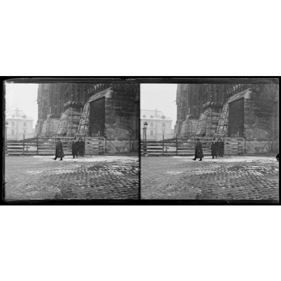 Reims, visite de M. Lafferre, ministre de l'instruction publique. M. Lafferre et Paul Léon sortant de la cathédrale. [légende d'origine]