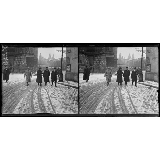 Reims, visite de M. Lafferre, ministre de l'instruction publique. M. Lafferre et Paul Léon sortant de la cathédrale. Place du parvis. [légende d'origine]