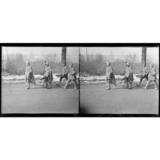 Près de Reims, Marne, prisonniers allemands faits au coup de main du 5 mars 1918. [légende d'origine]