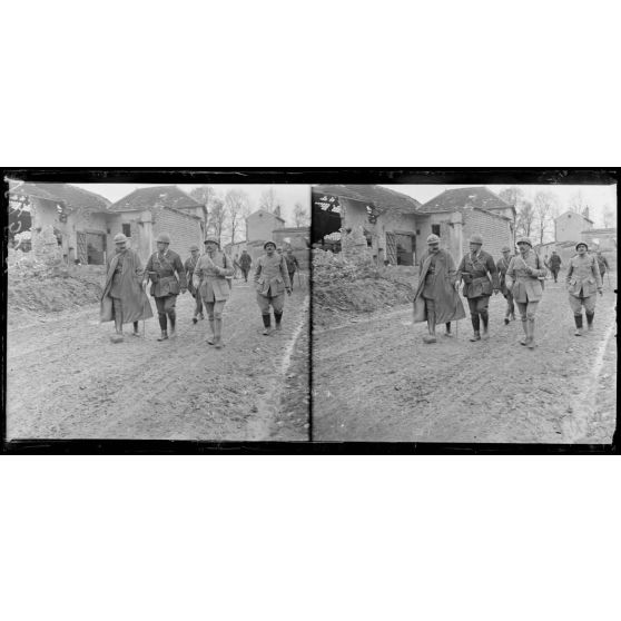 Puisieulx, Marne, visite d'une mission américaine. [légende d'origine]