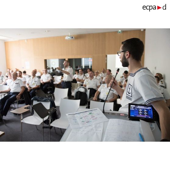 Réunion de travail au CFMM (conseil de la fonction militaire de la Marine).