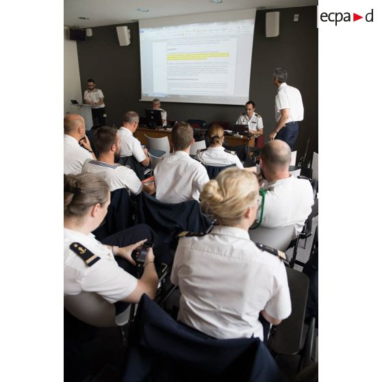 Réunion de travail au CFMM (conseil de la fonction militaire de la Marine).