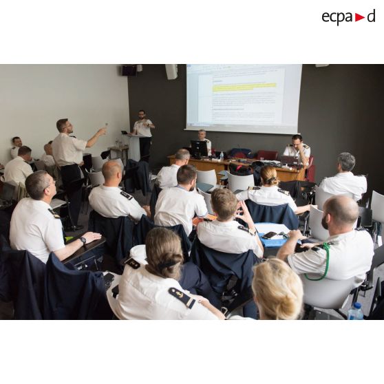 Réunion de travail au CFMM (conseil de la fonction militaire de la Marine).