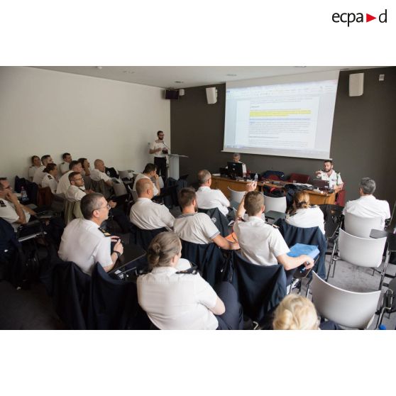 Réunion de travail au CFMM (conseil de la fonction militaire de la Marine).