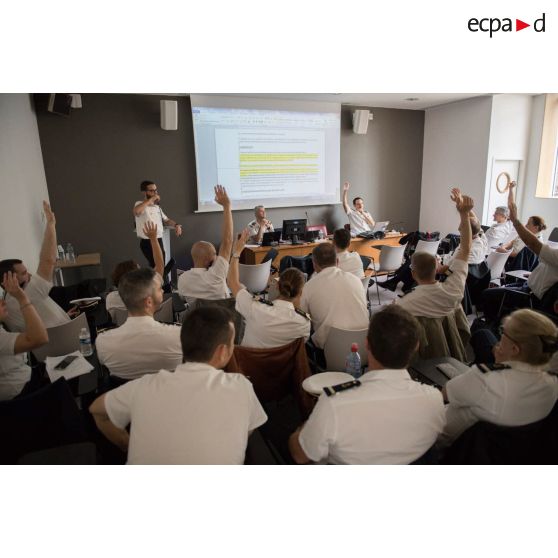 Réunion de travail au CFMM (conseil de la fonction militaire de la Marine).
