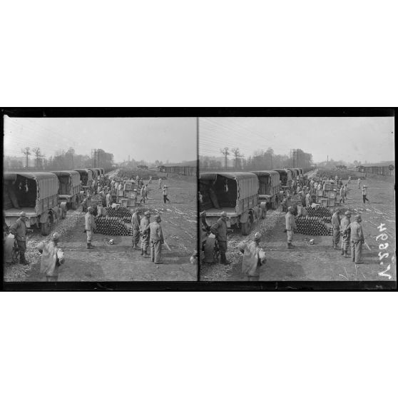 Près de la gare de Conty, Somme, déchargement d'un train d'obus. [légende d'origine]