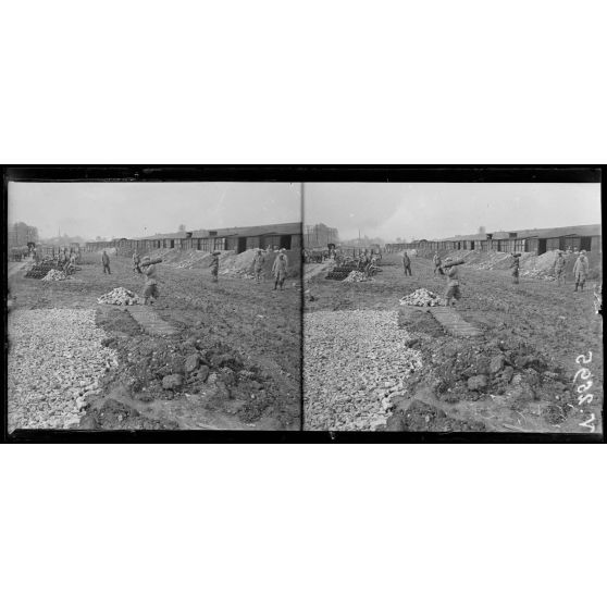 Près de la gare de Conty, Somme, déchargement d'un train d'obus. Chargement des obus dans les camions. [légende d'origine]