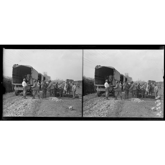 Près de la gare de Conty, Somme, déchargement d'un train d'obus. Chargement des obus dans les camions. [légende d'origine]