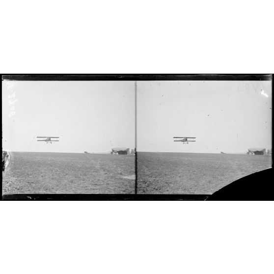 Entre Le Hamel et Hétomesnil, Oise, camp d'aviation de chasse. Avions de chasse au départ. [légende d'origine]