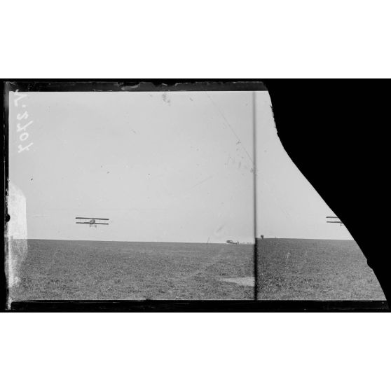 Entre Le Hamel et Hétomesnil, Oise, camp d'aviation de chasse. Avions de chasse au départ. [légende d'origine]