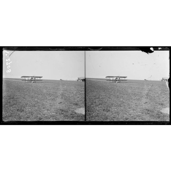 Entre Le Hamel et Hétomesnil, Oise, camp d'aviation de chasse. Avions de chasse au départ. [légende d'origine]