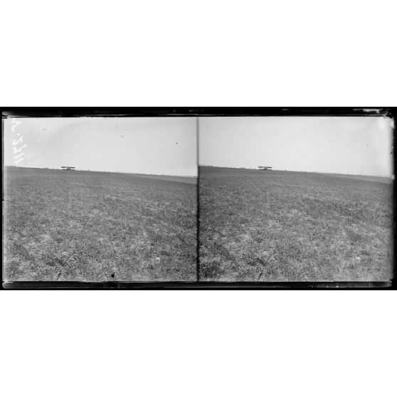 Entre Le Hamel et Hétomesnil, Oise, camp d'aviation de chasse. Avions de chasse au départ. Escadrille 67. [légende d'origine]