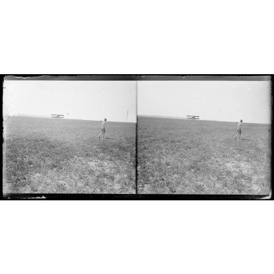 Entre Le Hamel et Hétomesnil, Oise, camp d'aviation de chasse. Avions de chasse au départ. Escadrille 67. [légende d'origine]