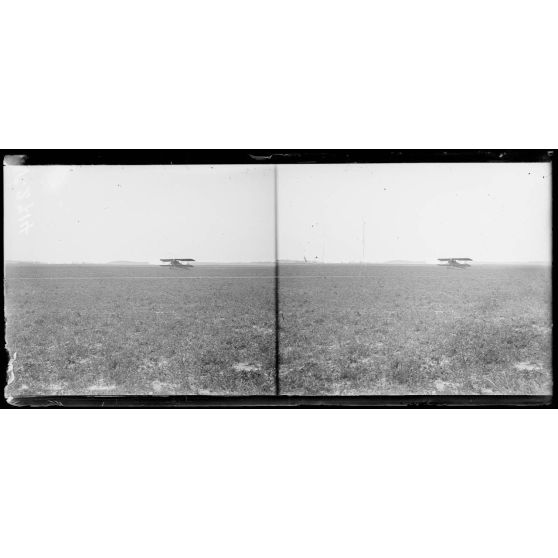 Entre Le Hamel et Hétomesnil, Oise, camp d'aviation de chasse. Avions de chasse au départ. Escadrille 67. [légende d'origine]